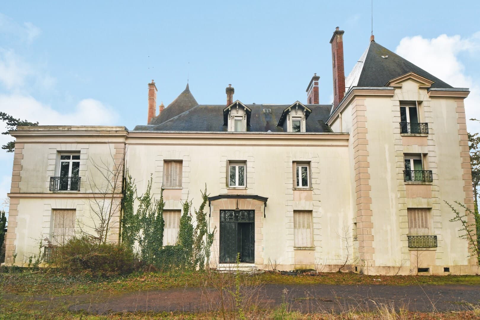 Impressive Castle with 26 Bedrooms and Swimming Pool — in France