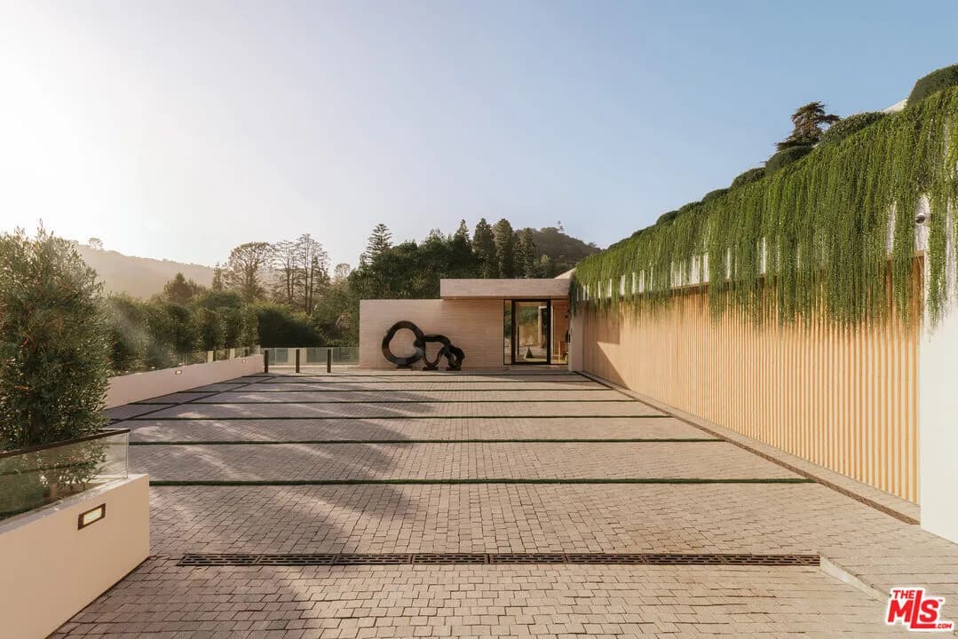 Modern Luxury Single Family Home With Golf Course Views — in Los Angeles, California