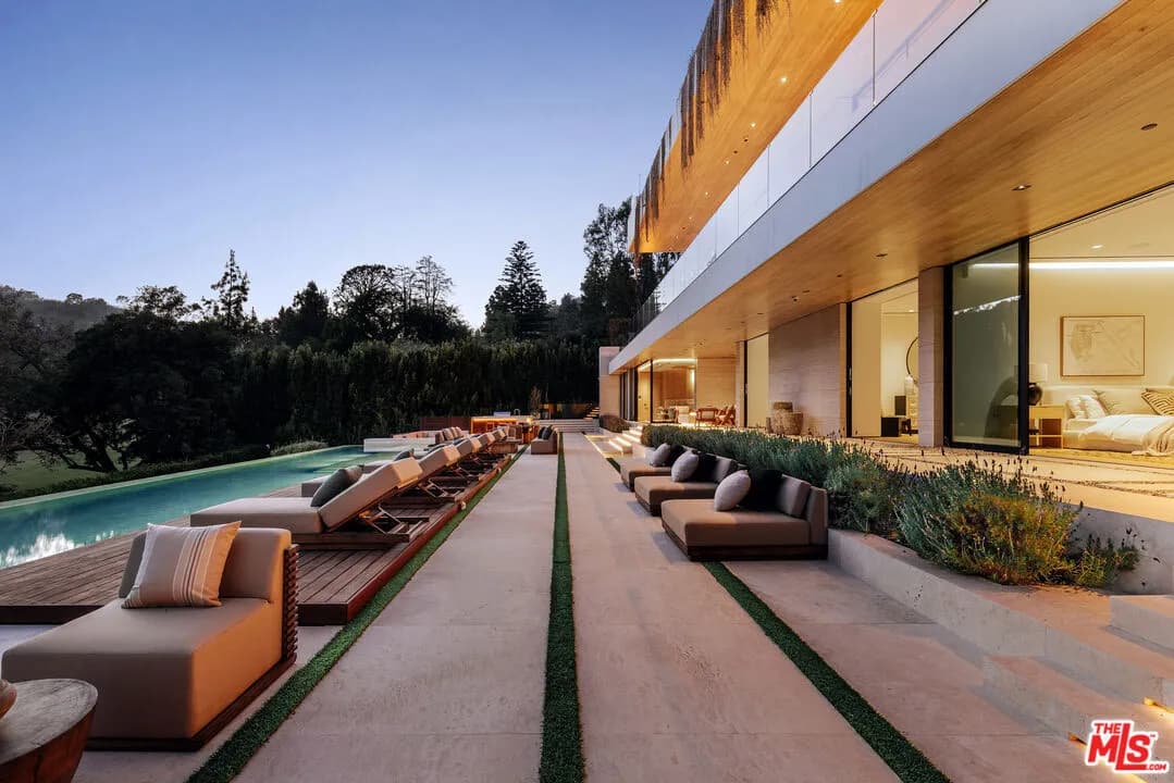 Modern Luxury Single Family Home With Golf Course Views 5