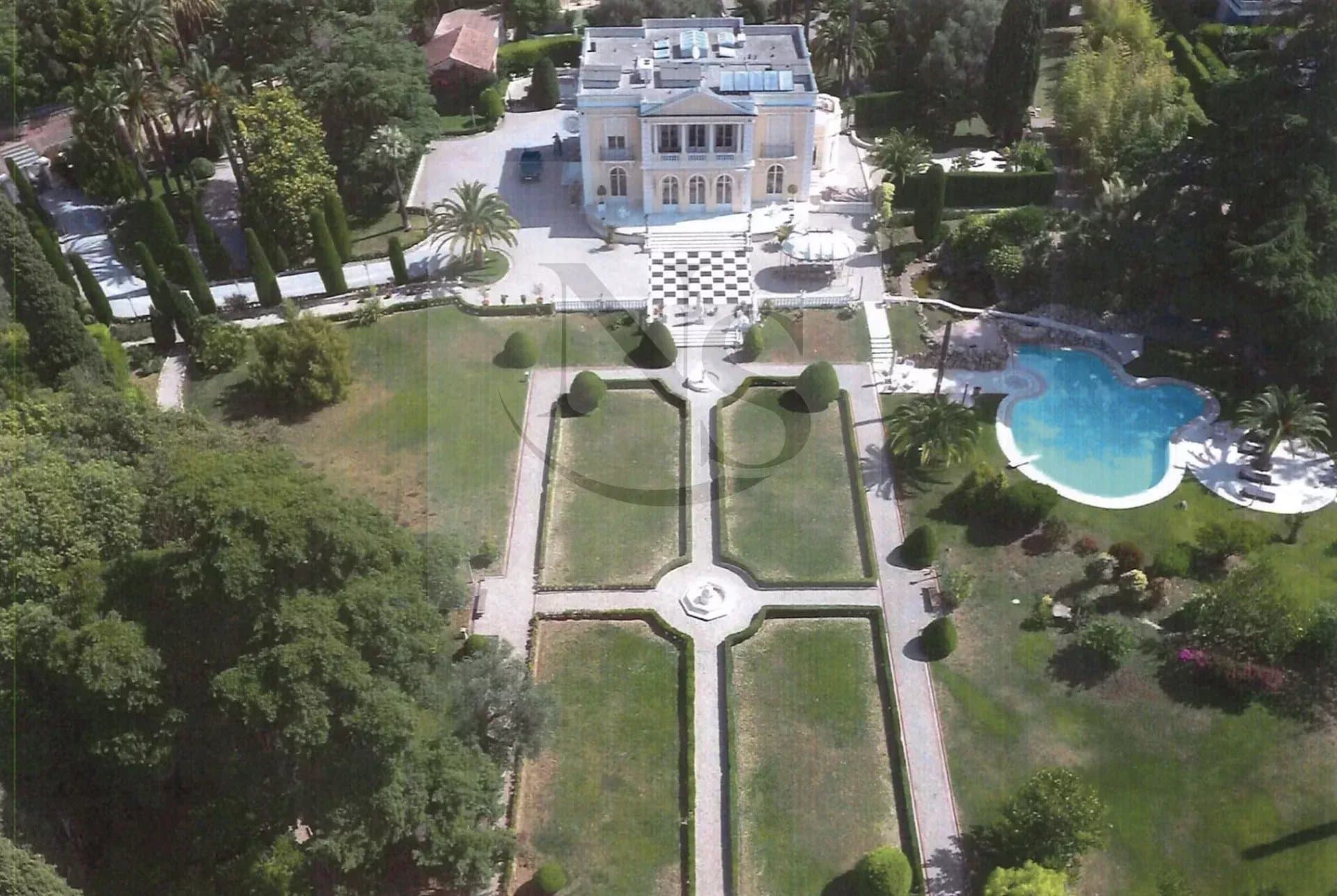Elegant Castle with Sea View and Landscaped Park in Cannes 4