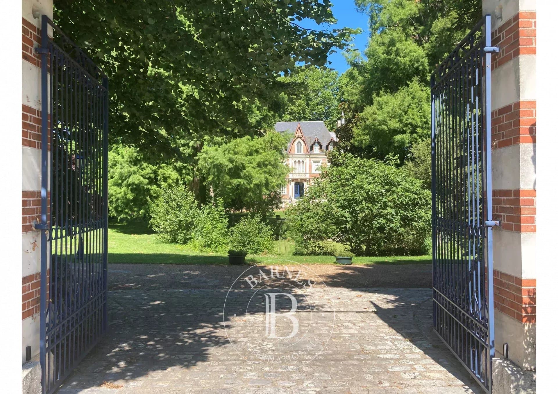 Elegant 19th Century Mansion With Caretaker’s House And Guest House 4