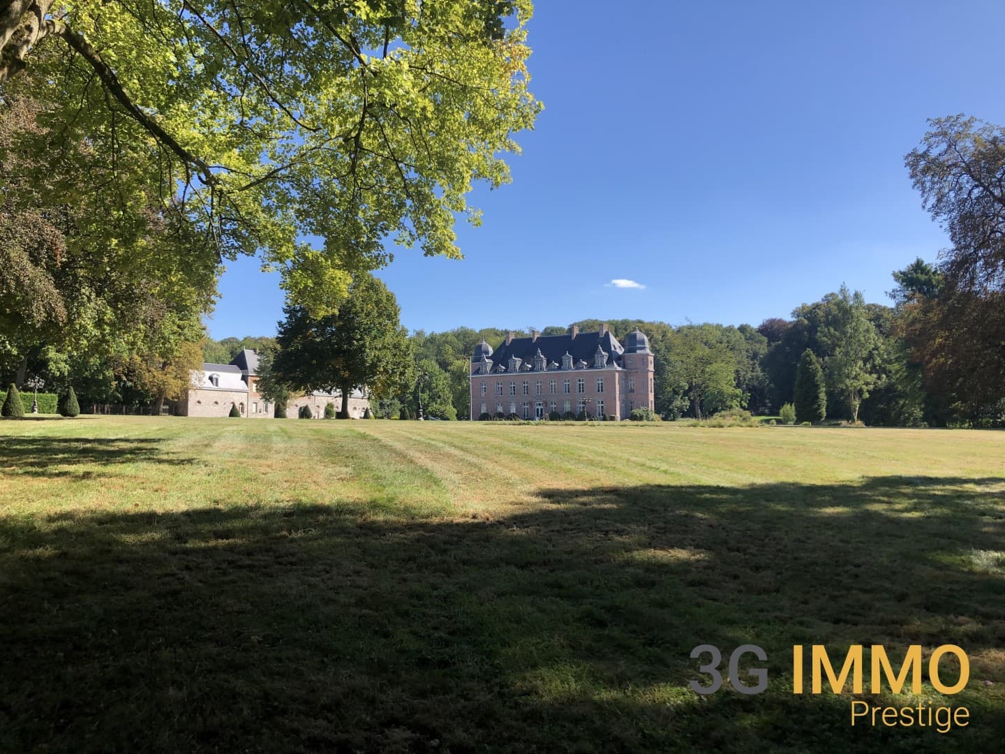 Historic Castle with 6 Bedrooms and 2000 Sqm of Living Space — in Hauts-de-France, France