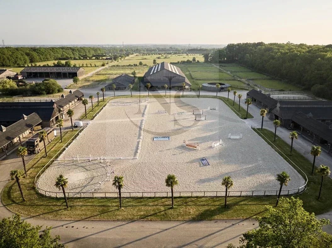 Prestigious Castle and Equestrian Facility Near Nantes 5