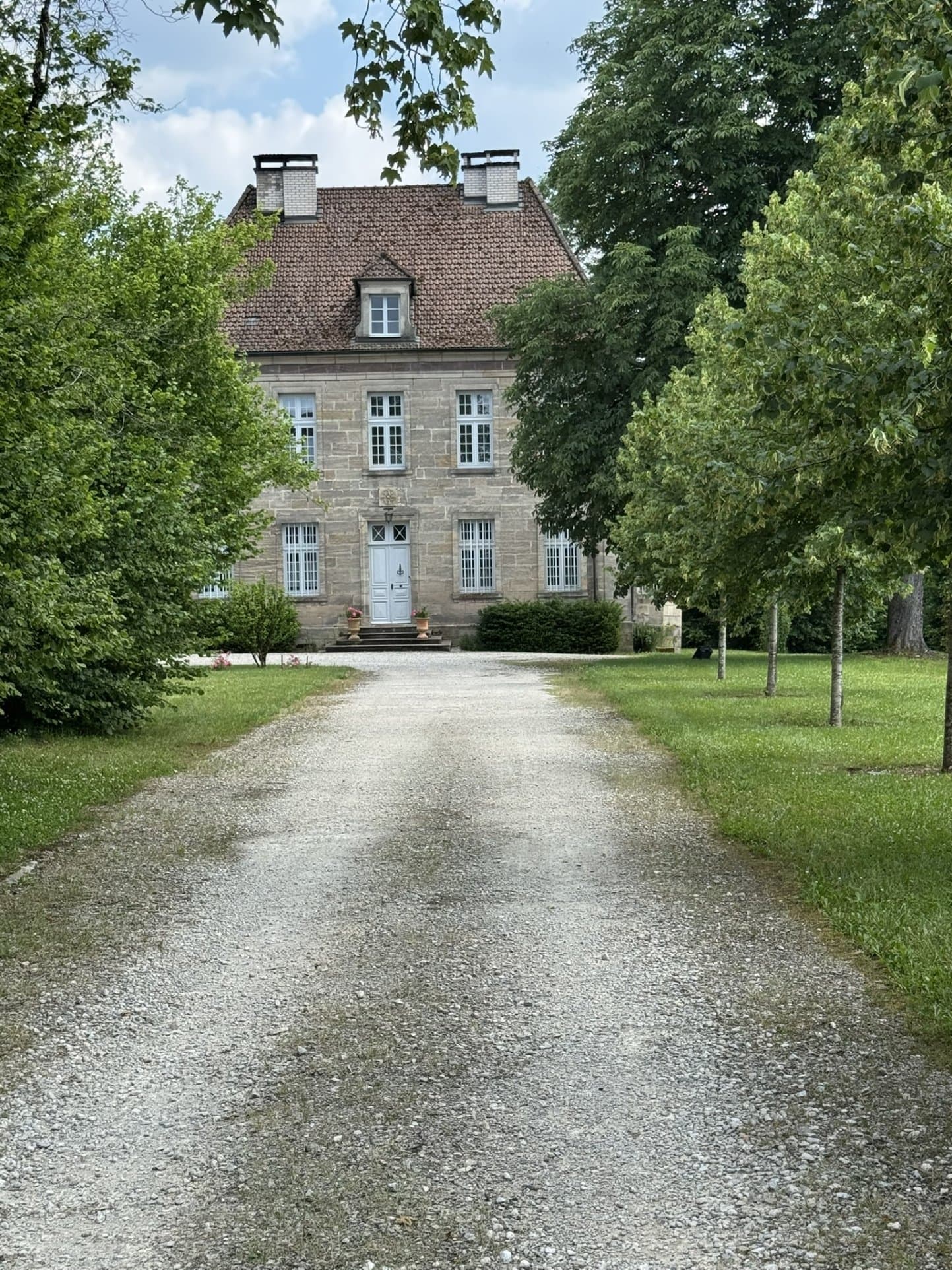 Stunning 18th Century Castle With Expansive Park And Modern Amenities 5