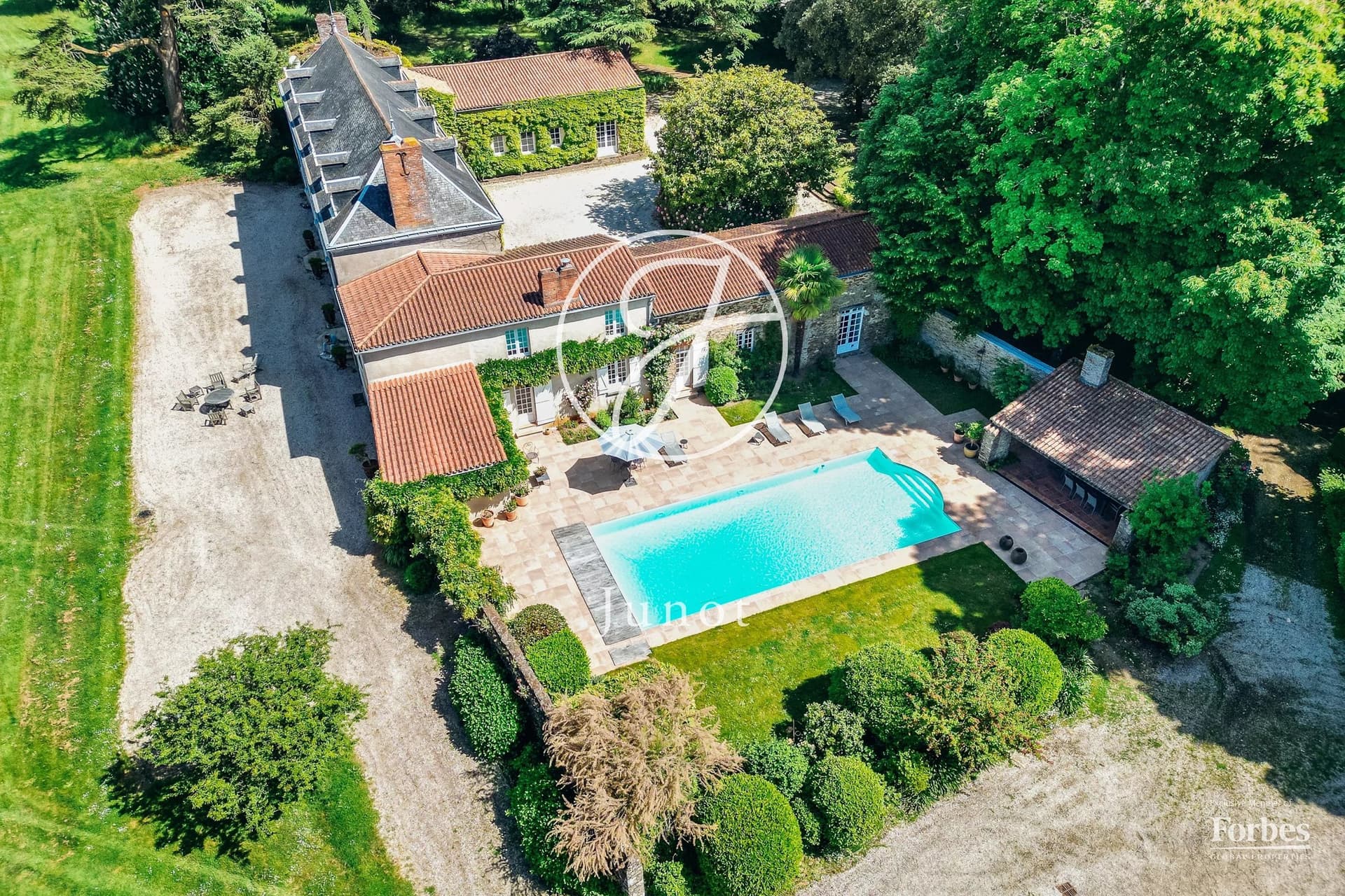 Exceptional 18th Century Château With Swimming Pool And Tennis Court — Château for sale in Nantes, France