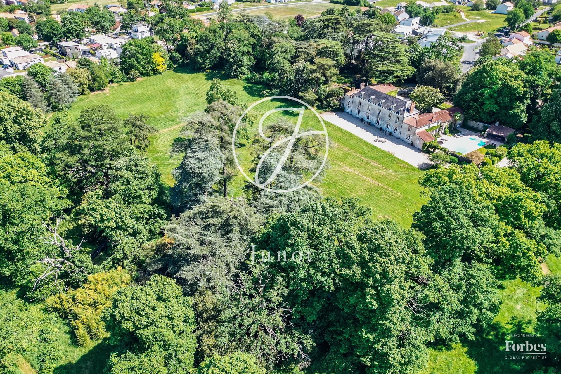 Exceptional 18th Century Château With Swimming Pool And Tennis Court 2