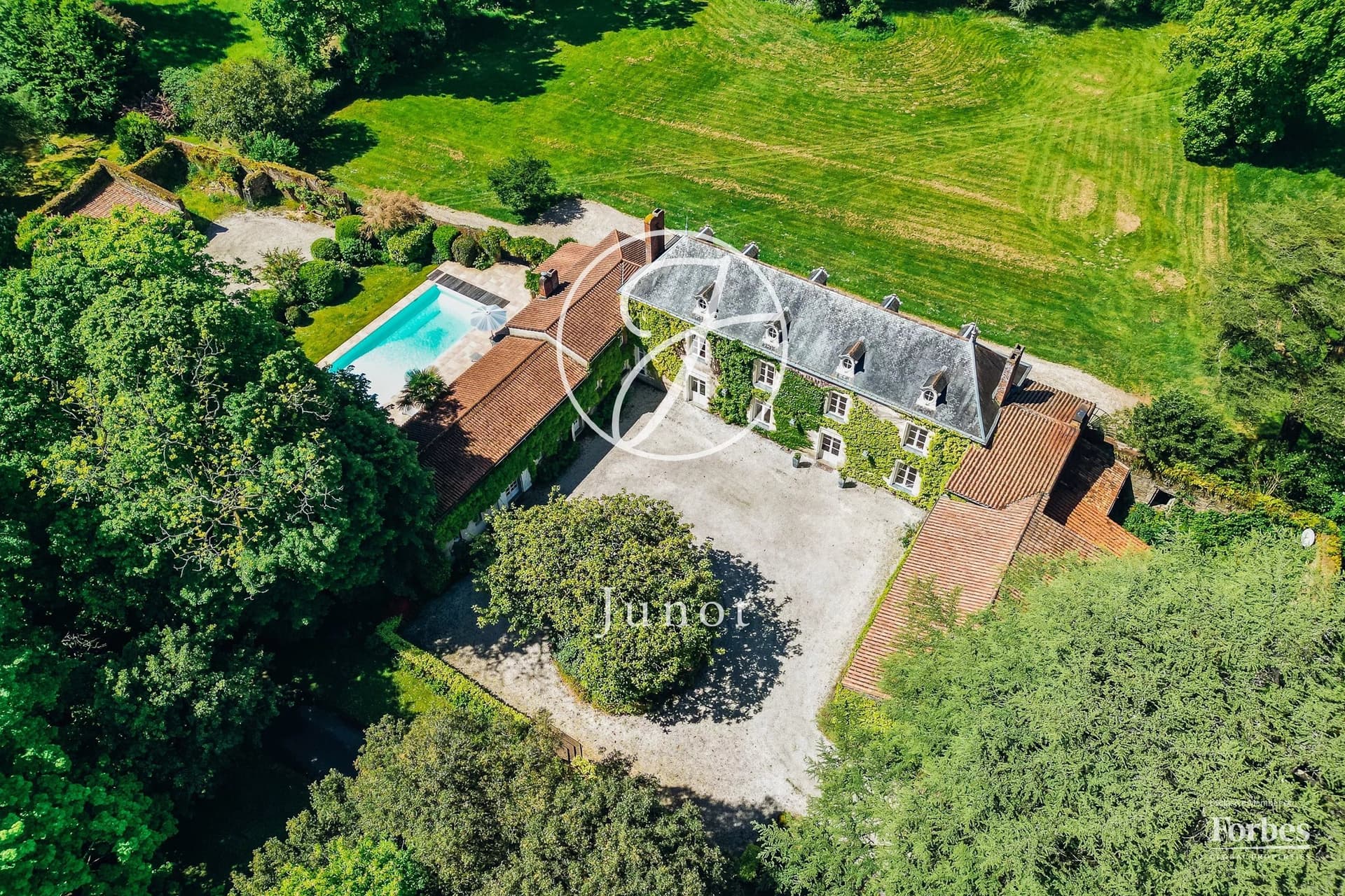 Exceptional 18th Century Château With Swimming Pool And Tennis Court 3