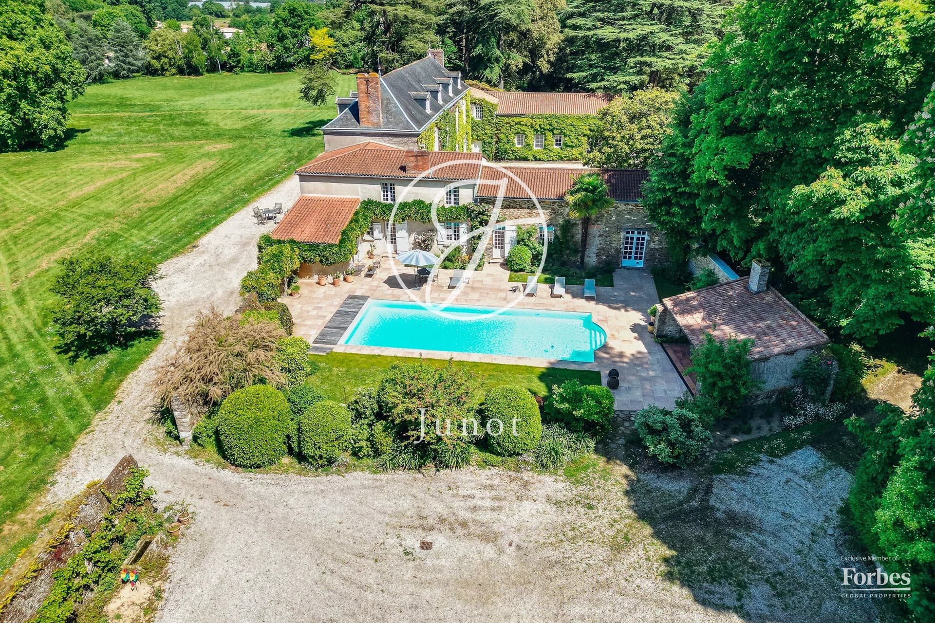Exceptional 18th Century Château With Swimming Pool And Tennis Court 4