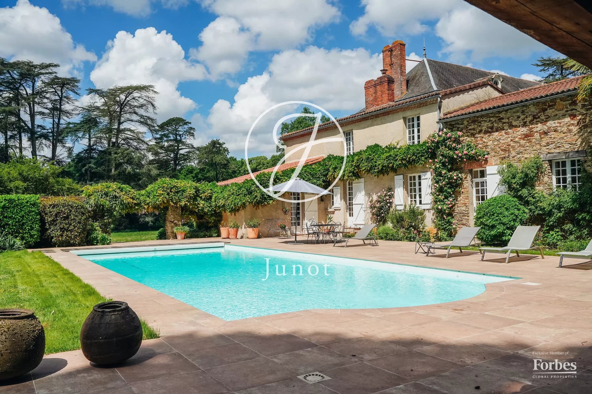 Exceptional 18th Century Château With Swimming Pool And Tennis Court 5