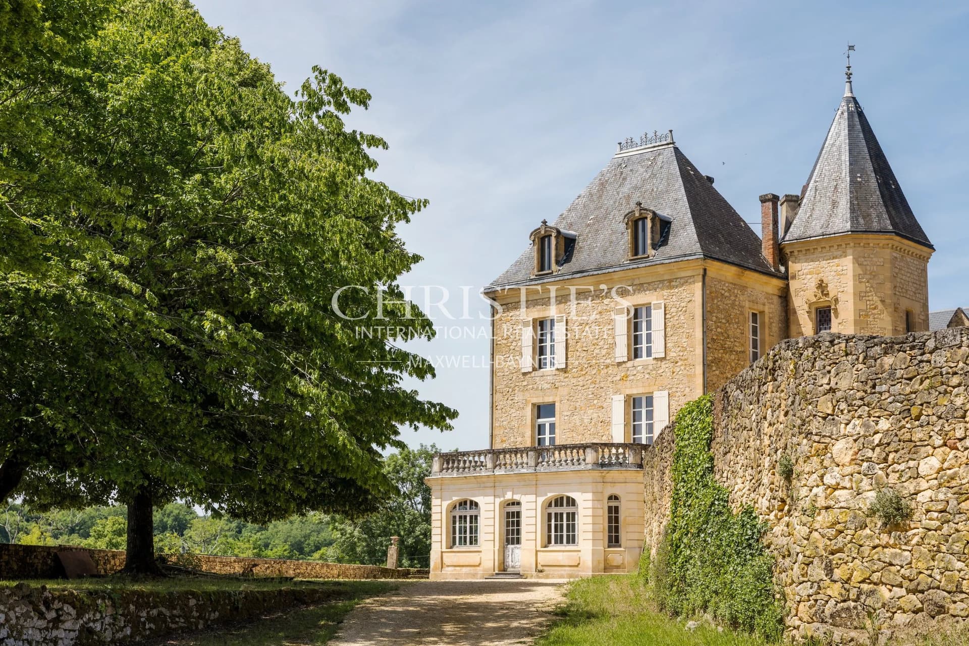 Elegant 15th Century Château With Panoramic Views And Extensive Grounds 2
