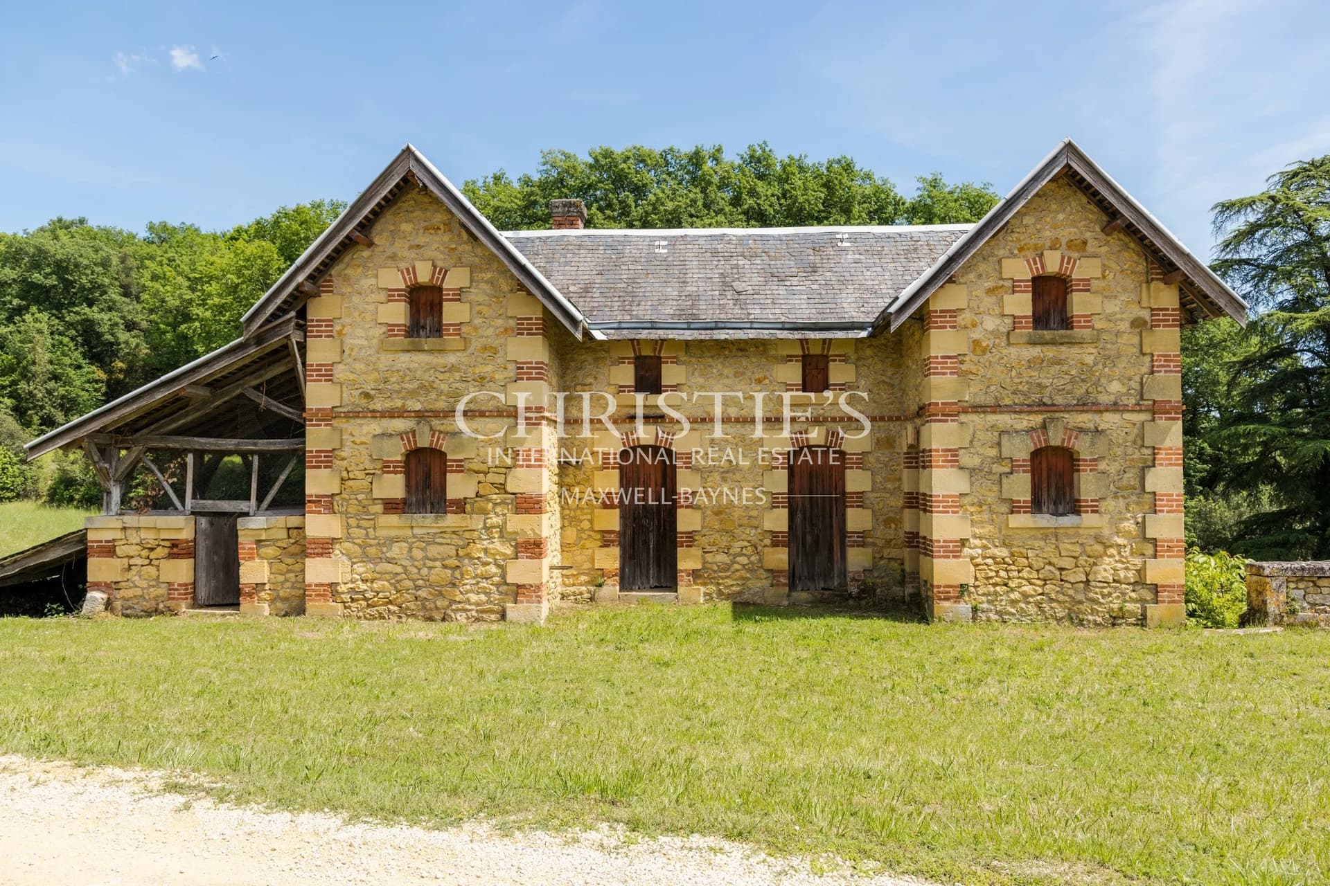 Elegant 15th Century Château With Panoramic Views And Extensive Grounds 3