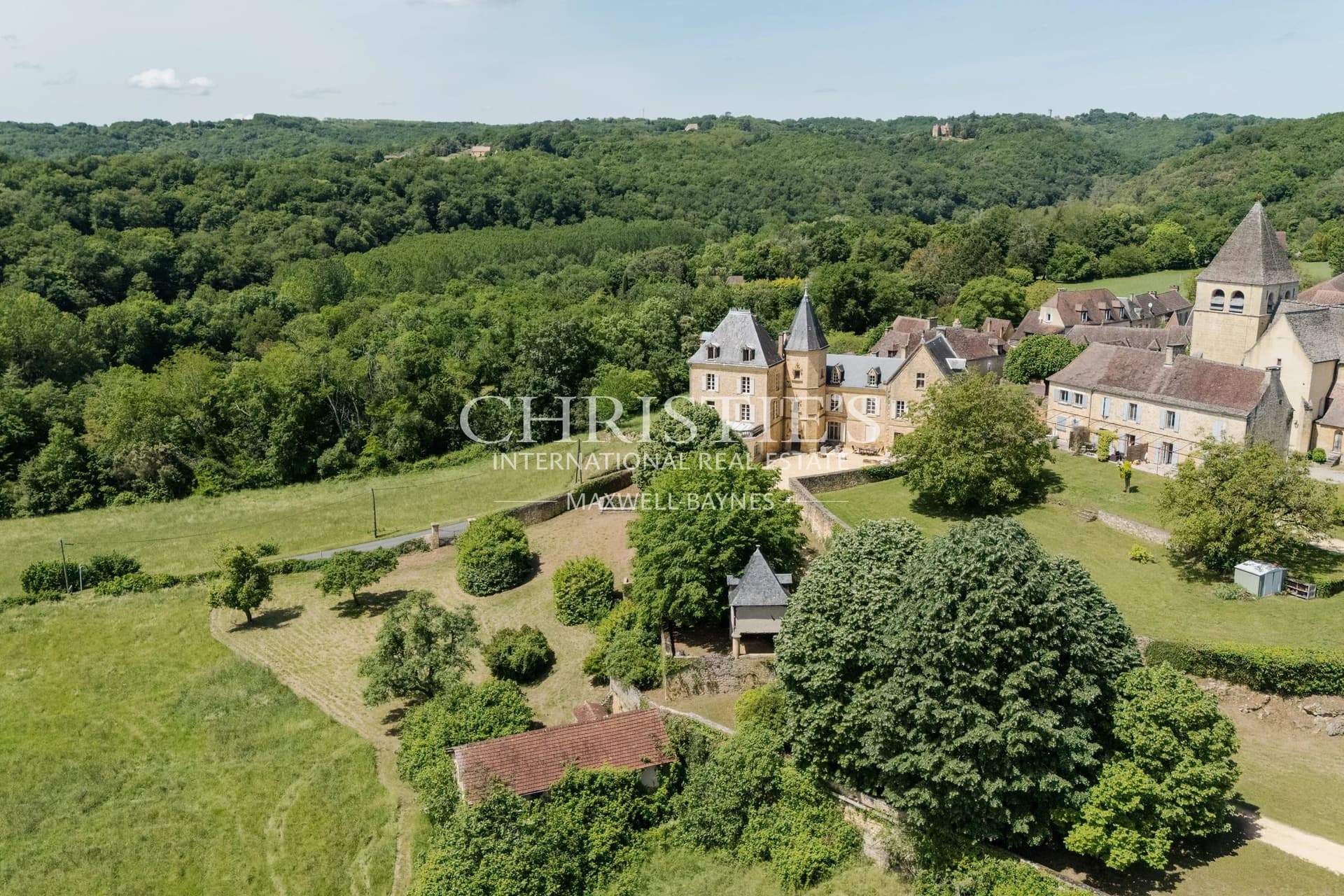 Elegant 15th Century Château With Panoramic Views And Extensive Grounds 4