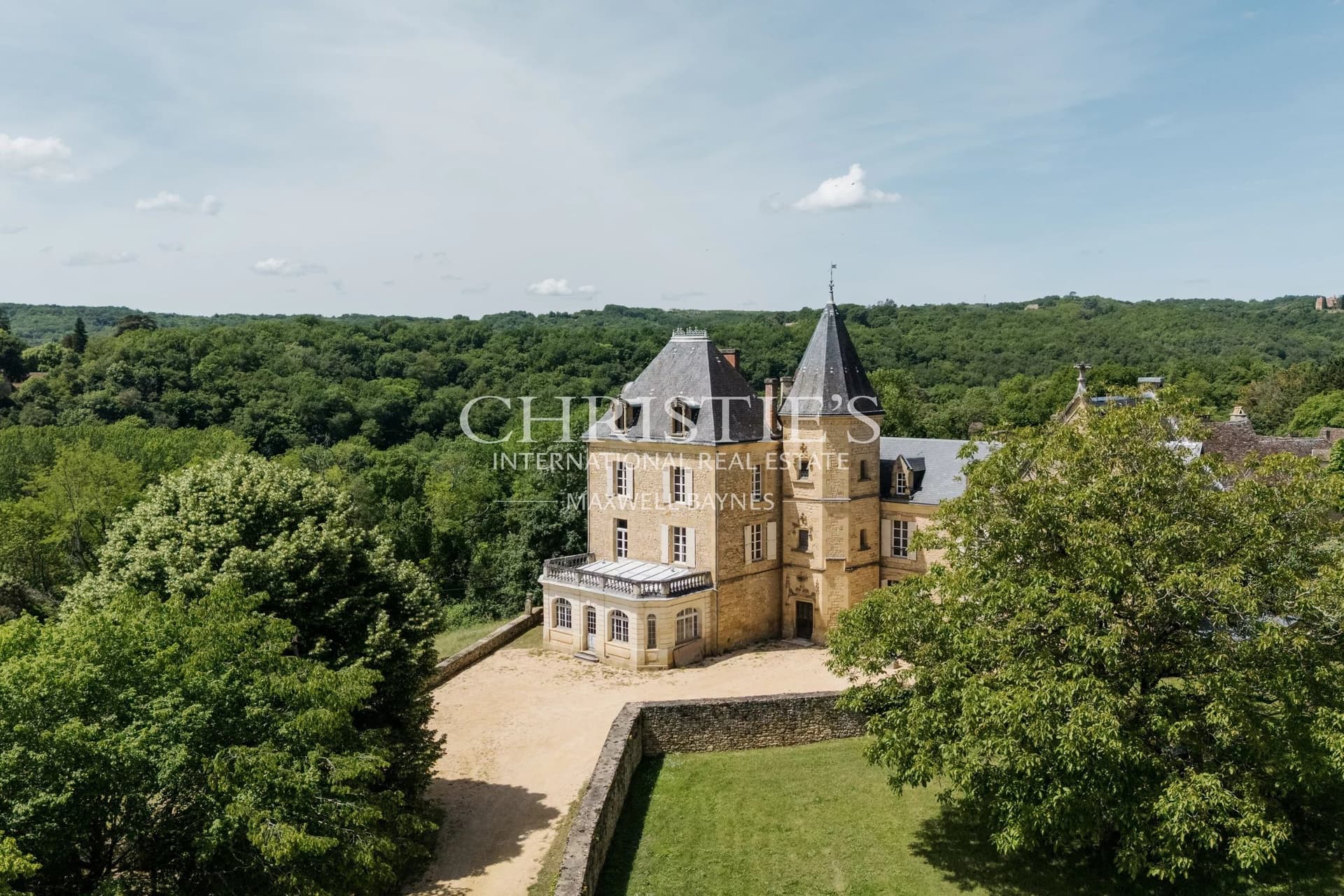 Elegant 15th Century Château With Panoramic Views And Extensive Grounds 5