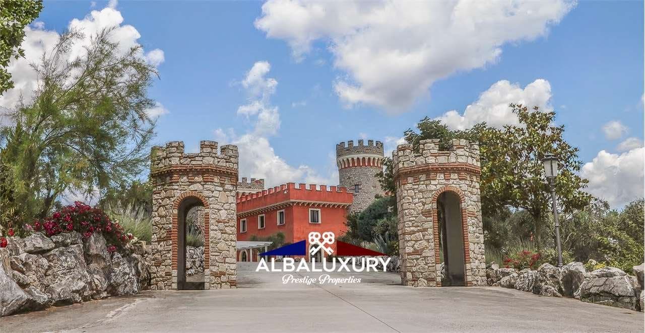 Magnificent Historic Property With Panoramic Views In Avellino 3
