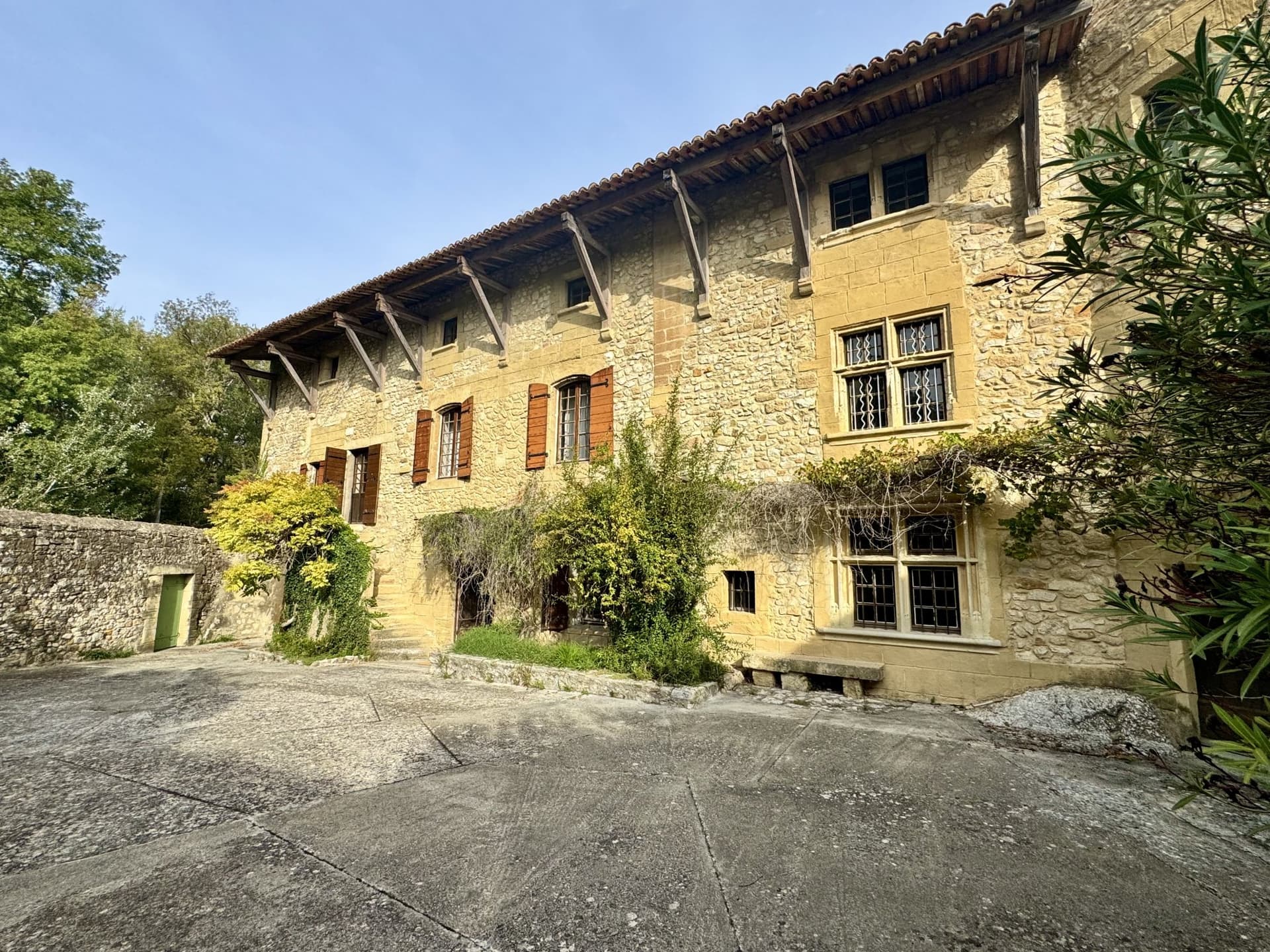 Historic Castle With Outbuildings And Vineyards Near Avignon — in Provence-Alpes-Côte d'Azur, France