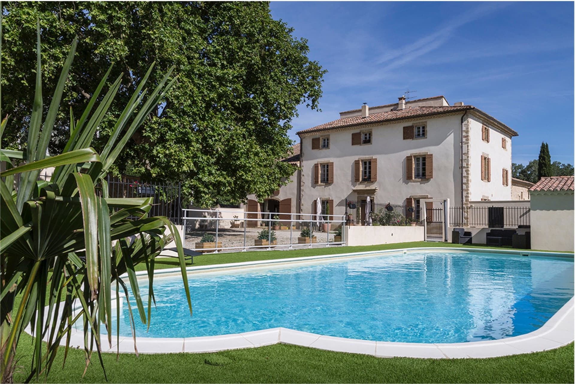 Historic Castle With Outbuildings And Vineyards Near Avignon 3