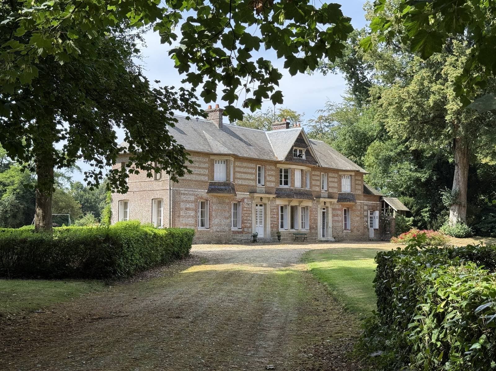 Elegant 17th Century Manor Surrounded By Park And Meadows Near The Alabaster Coast