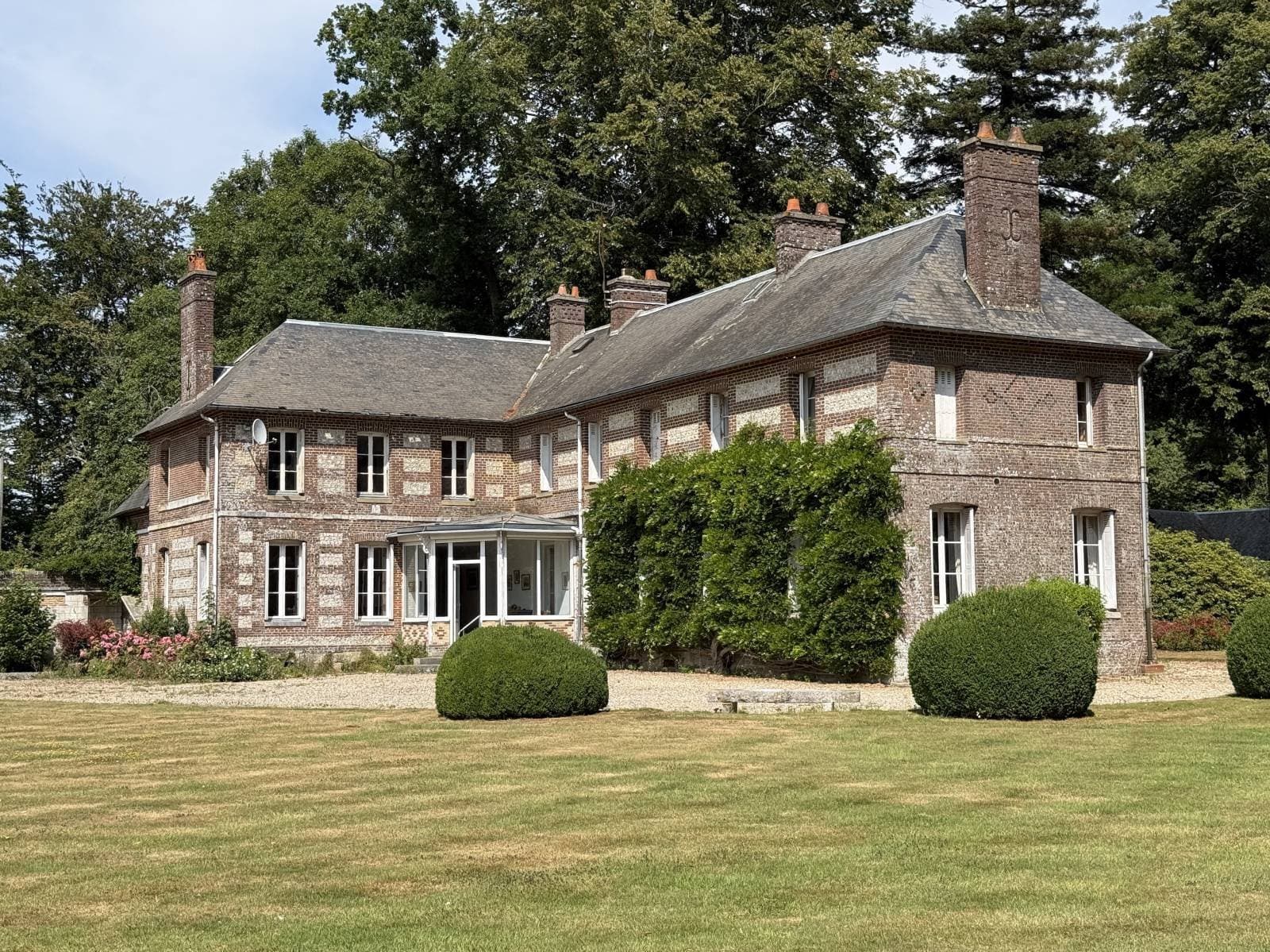 Elegant 17th Century Manor Surrounded By Park And Meadows Near The Alabaster Coast 3