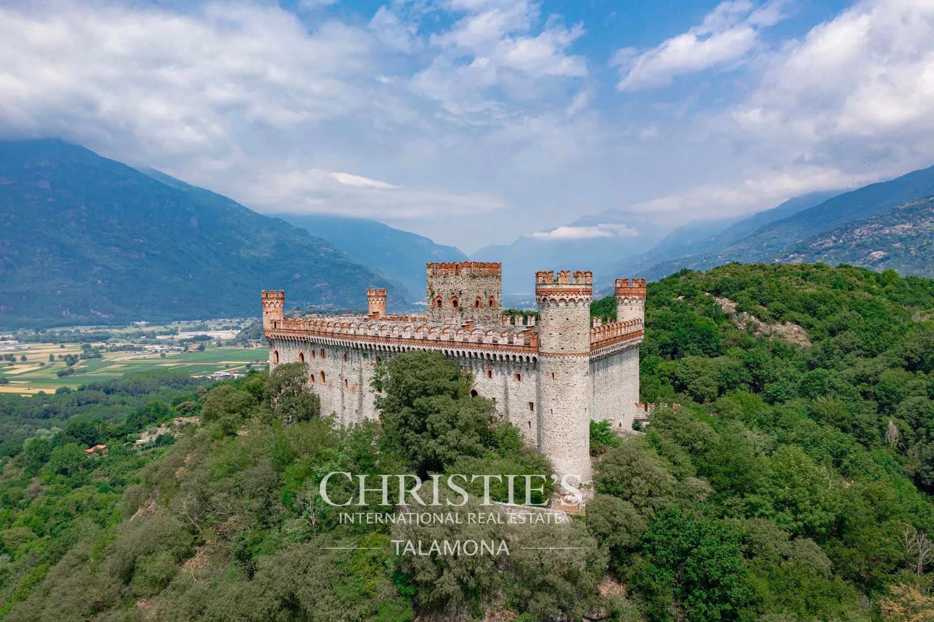 Majestic Castle With Panoramic Views And Historic Features 2