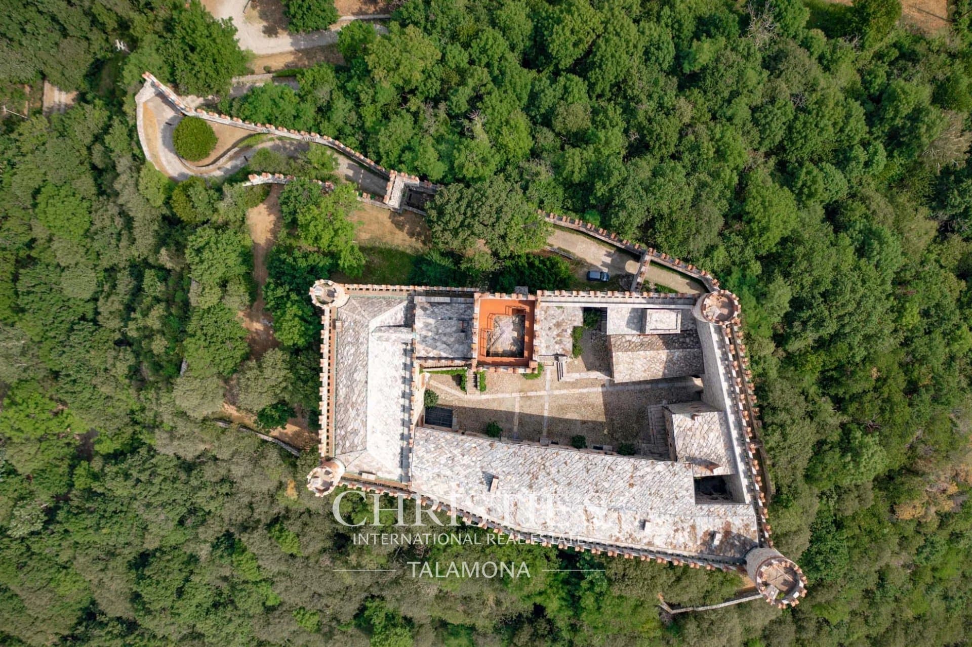 Majestic Castle With Panoramic Views And Historic Features 3