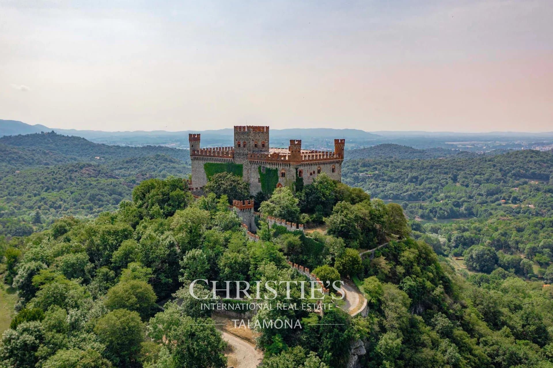 Majestic Castle With Panoramic Views And Historic Features 4