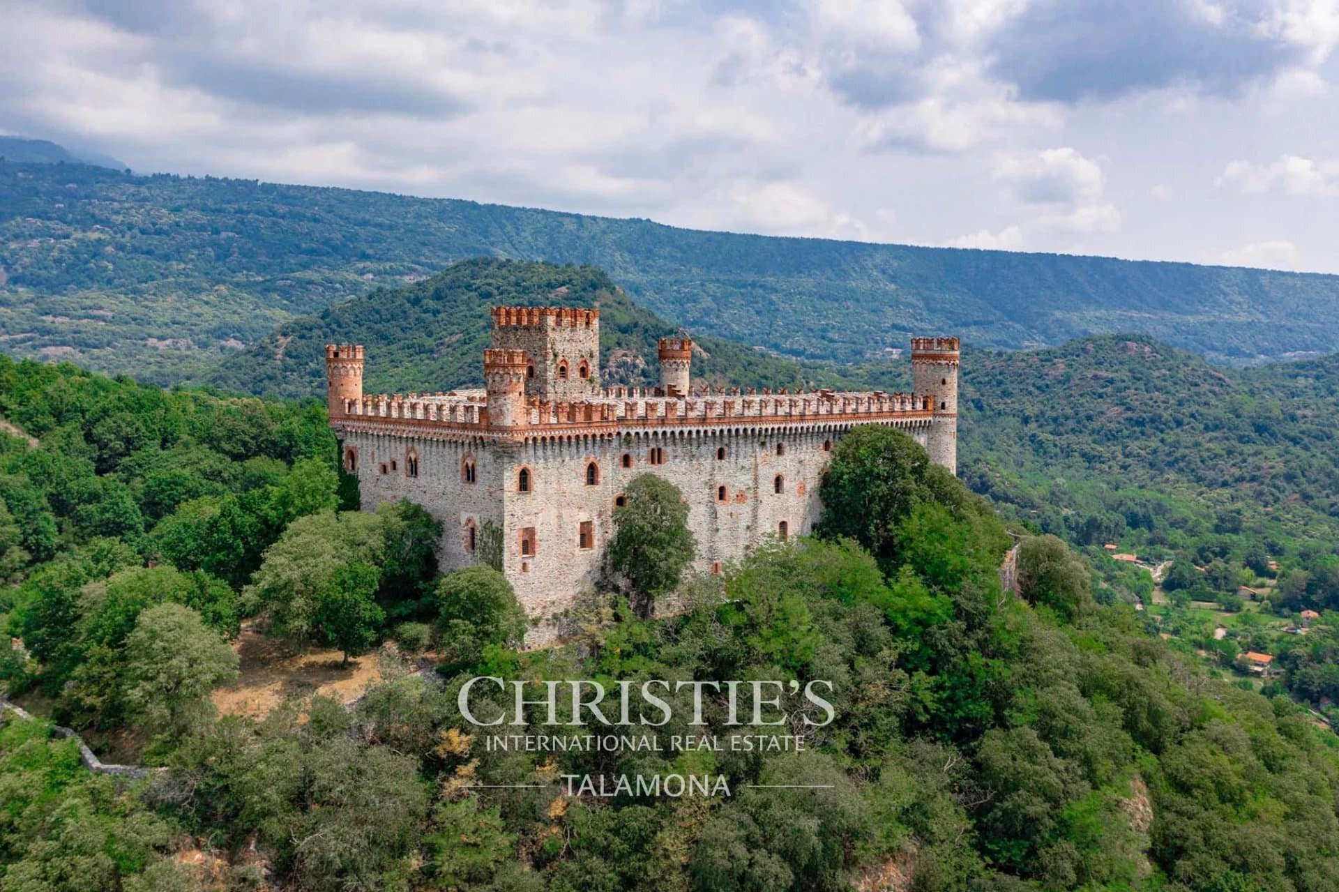 Majestic Castle With Panoramic Views And Historic Features 5