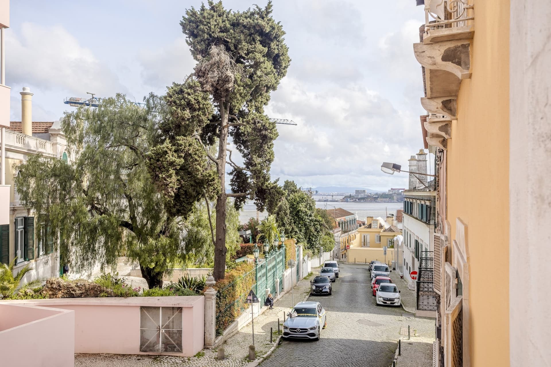 Renovation Opportunity: Imposing Palace in Exclusive Lapa — Palace for sale in Portugal