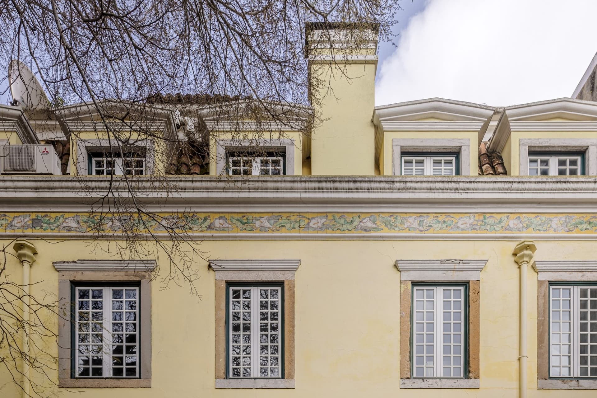 Renovation Opportunity: Imposing Palace in Exclusive Lapa 2