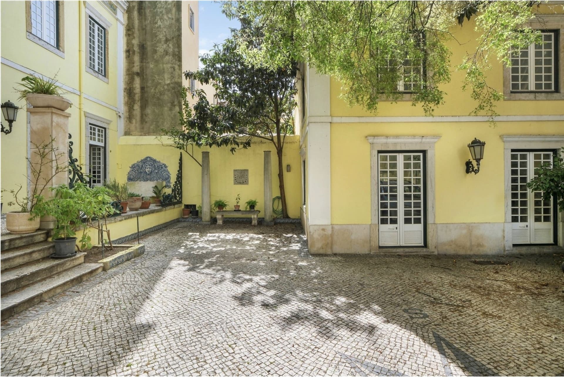Renovation Opportunity: Imposing Palace in Exclusive Lapa 3