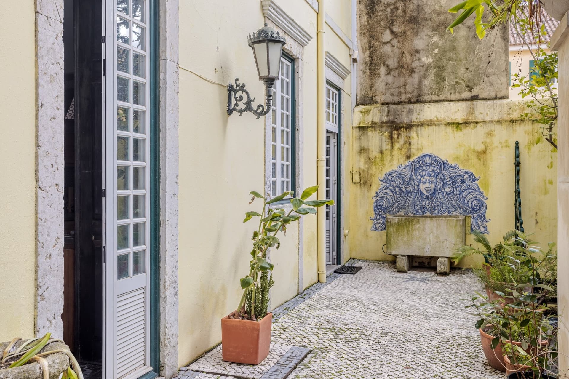 Renovation Opportunity: Imposing Palace in Exclusive Lapa 4