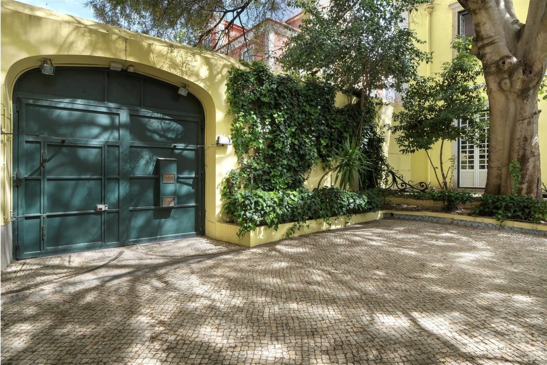 Renovation Opportunity: Imposing Palace in Exclusive Lapa 5