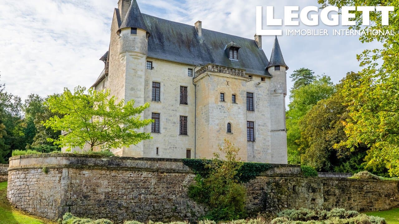 Historic Château With 7 Bedrooms And 55 Hectares Of Land 2