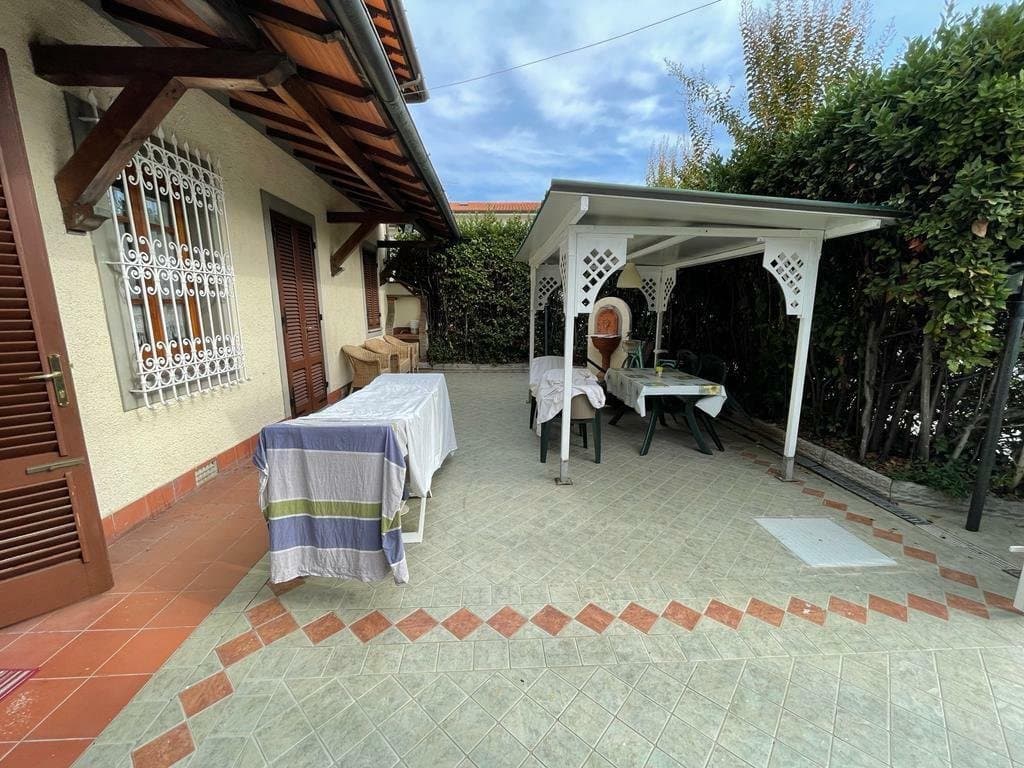 Charming House With Outdoor Courtyard In Forte Dei Marmi