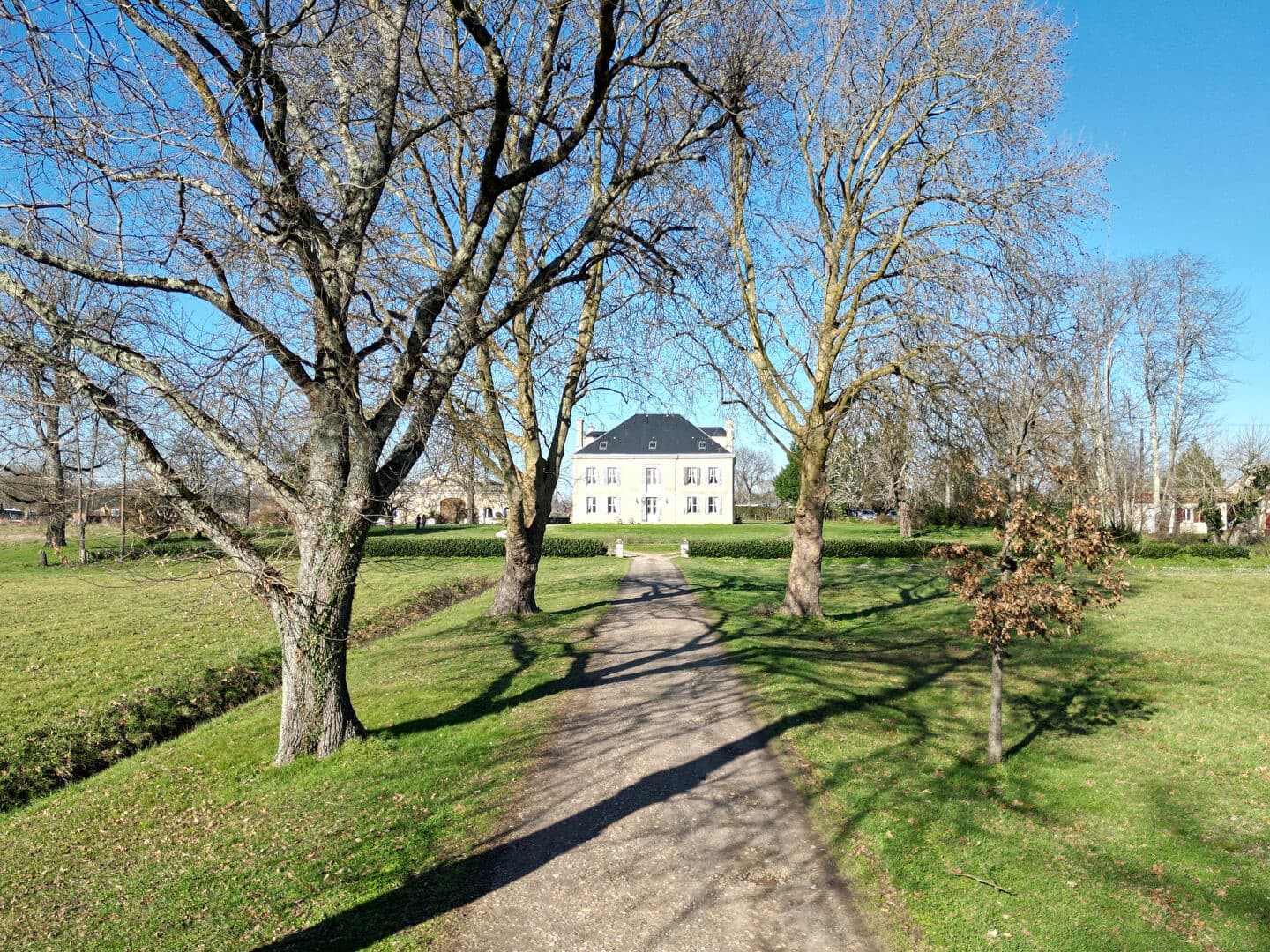 19th Century Castle with Renovated Apartment and Barn Near Saint-Émilion 2