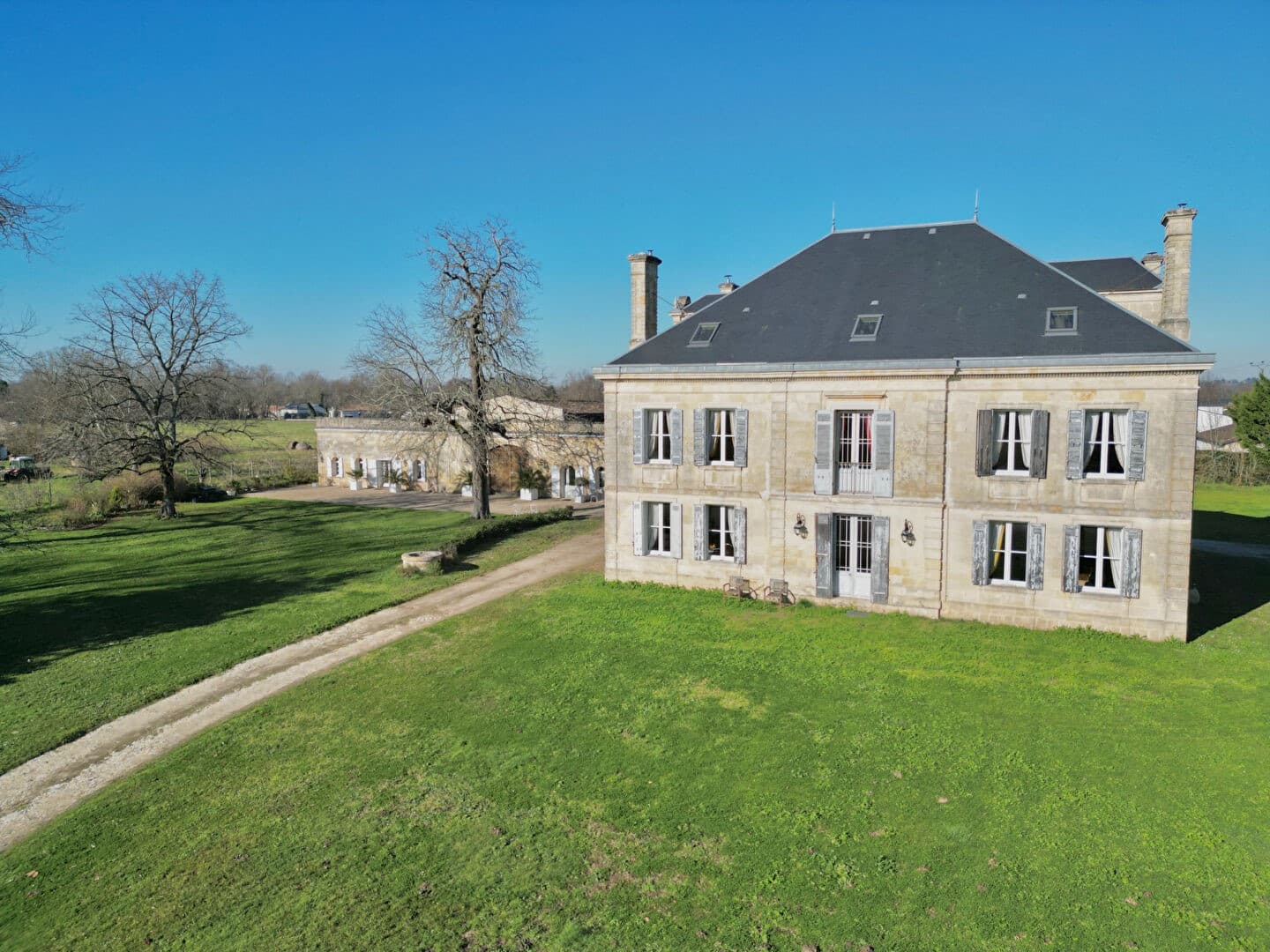 19th Century Castle with Renovated Apartment and Barn Near Saint-Émilion 3