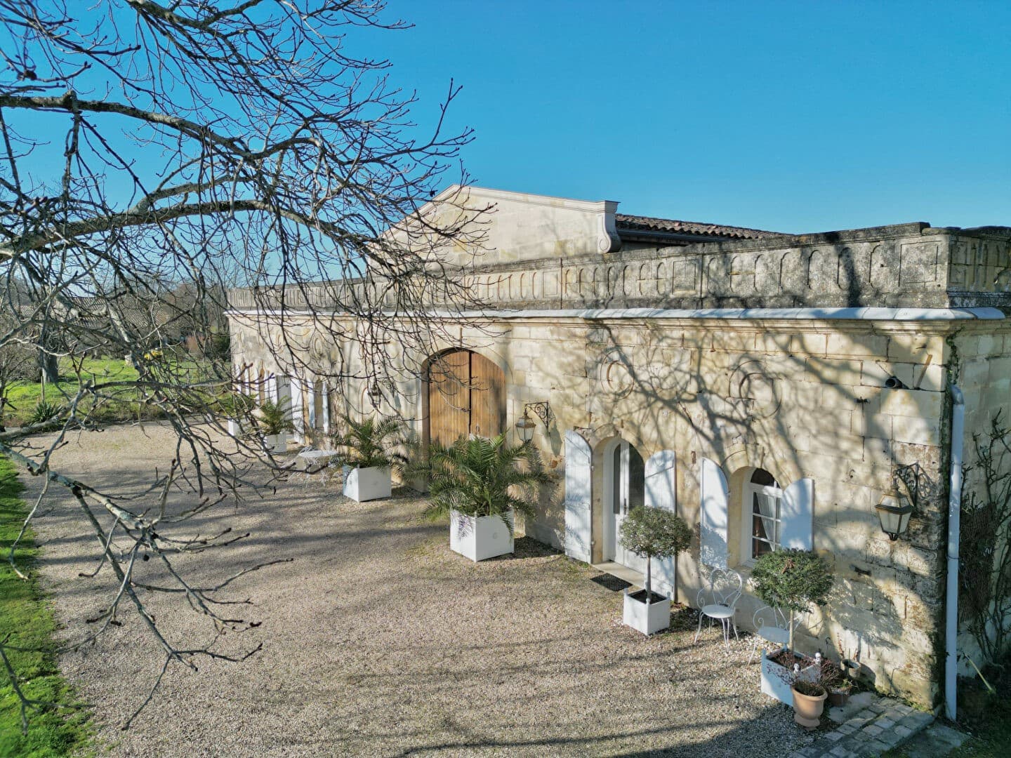 19th Century Castle with Renovated Apartment and Barn Near Saint-Émilion 4