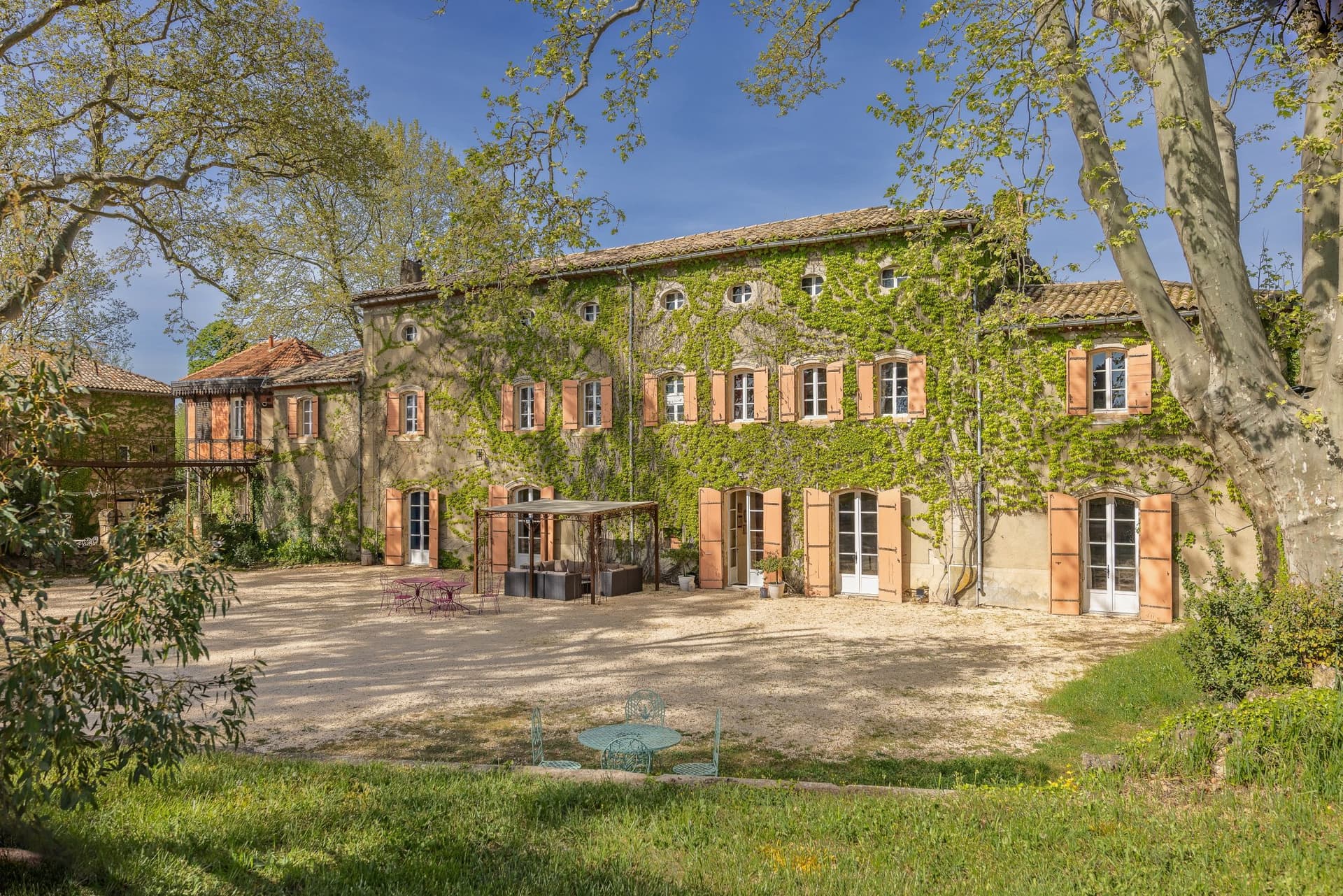 Stately 17th Century Castle With Swimming Pool And Outbuildings
