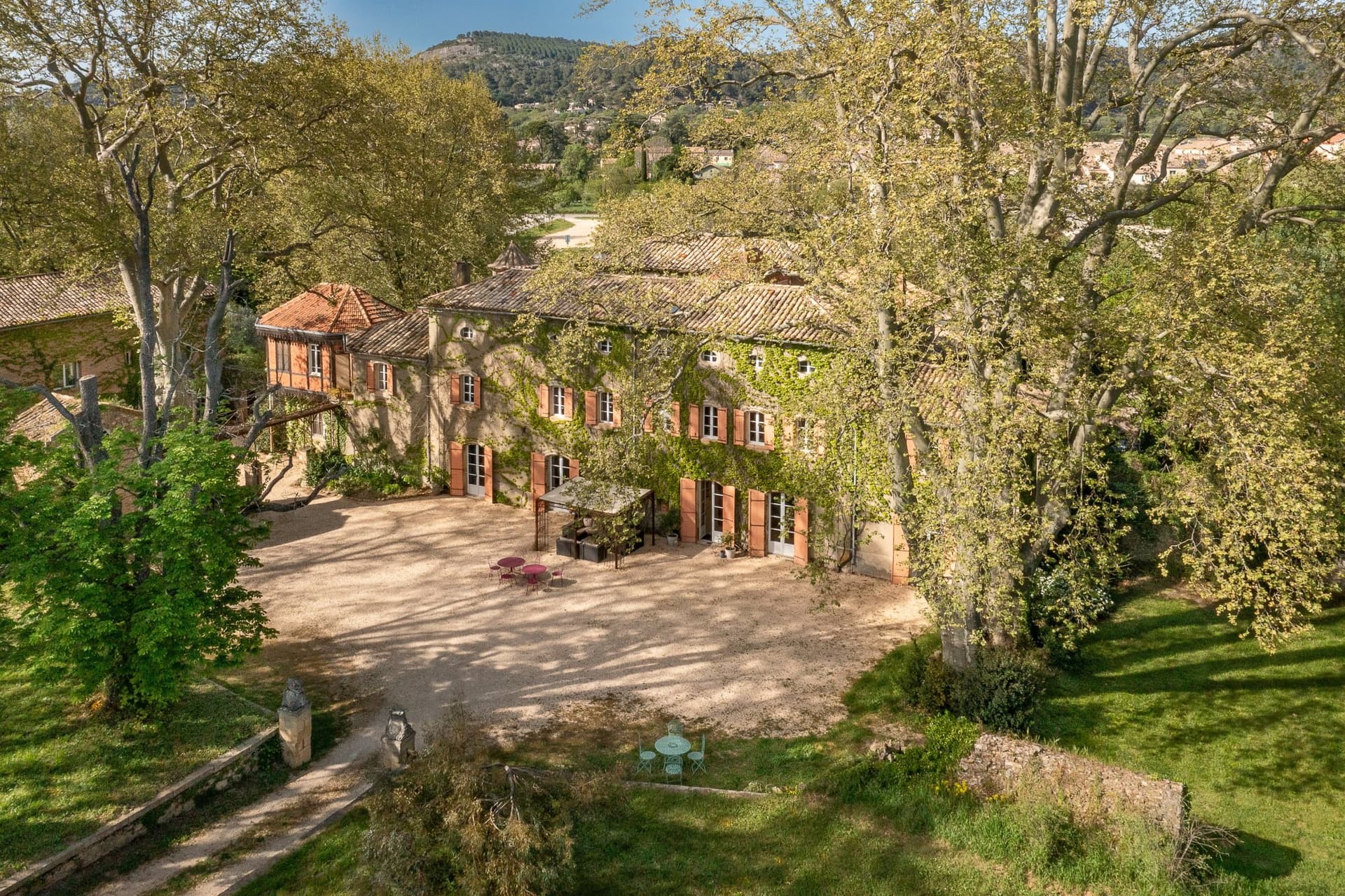 Stately 17th Century Castle With Swimming Pool And Outbuildings 2