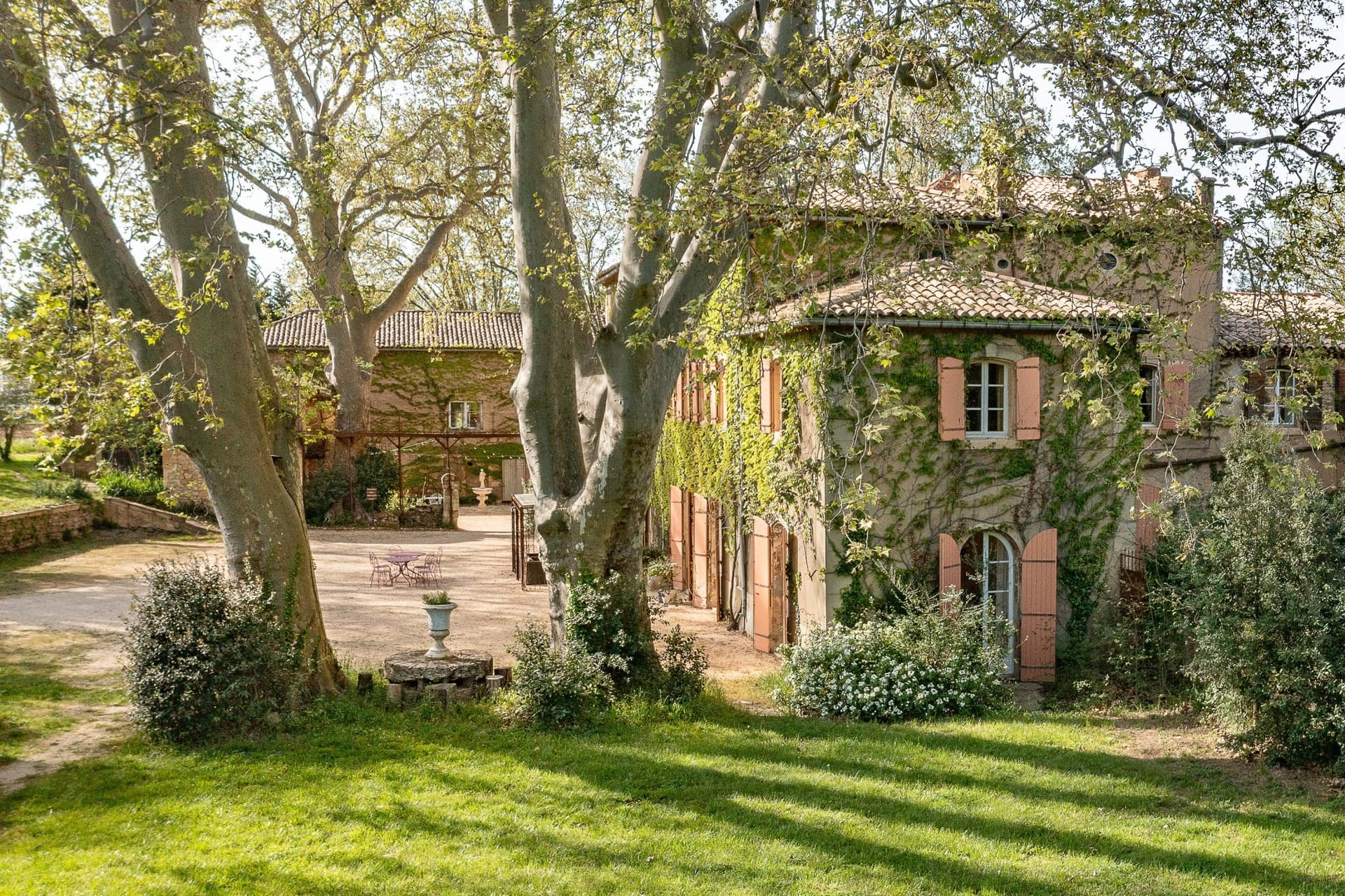 Stately 17th Century Castle With Swimming Pool And Outbuildings 4