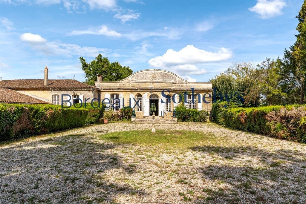 Historic XVIII° Chartreuse With Outbuildings And 16 Hectares Near Bordeaux 3