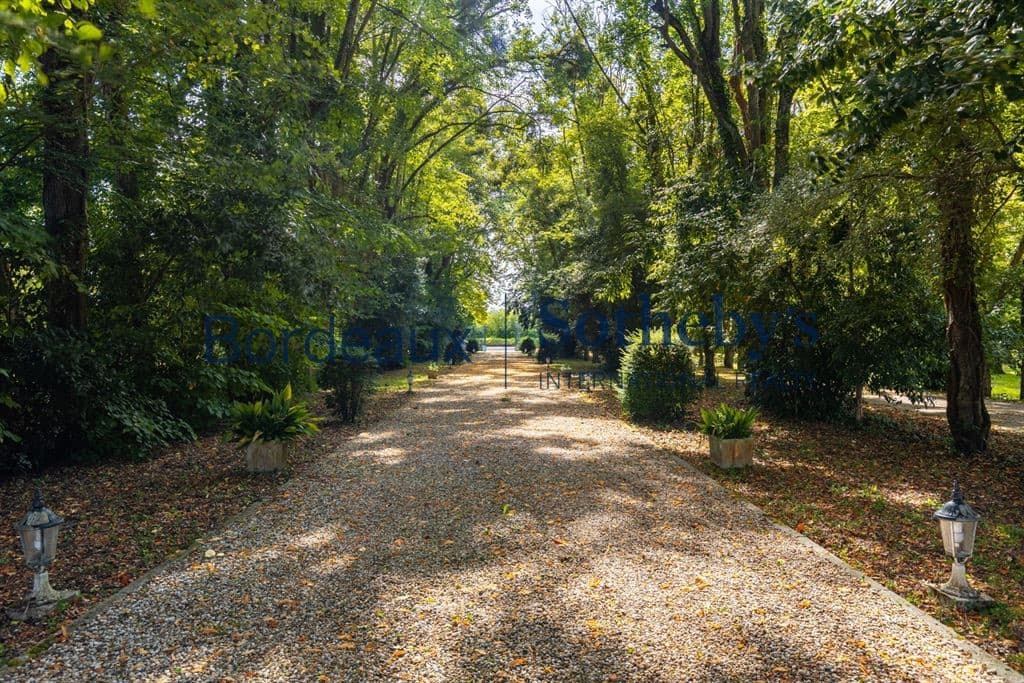 Historic XVIII° Chartreuse With Outbuildings And 16 Hectares Near Bordeaux 4