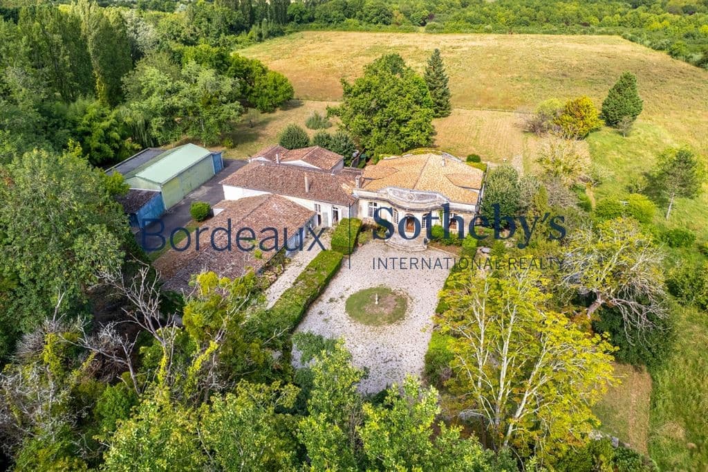 Historic XVIII° Chartreuse With Outbuildings And 16 Hectares Near Bordeaux 5