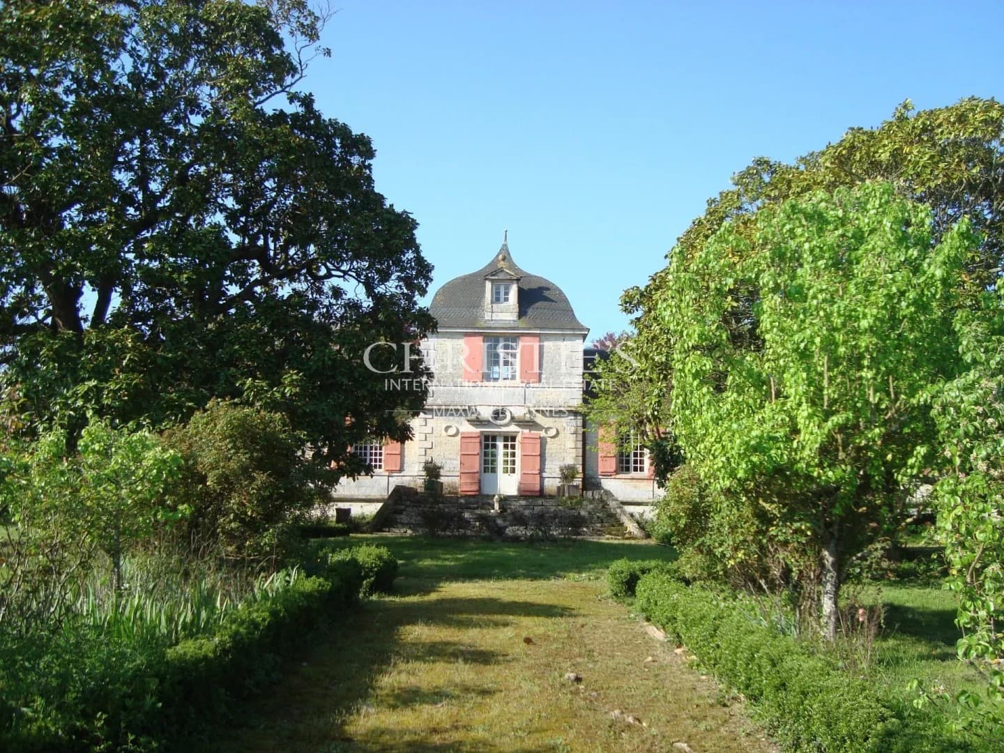 Elegant 17th Century Castle With Expansive Grounds 4