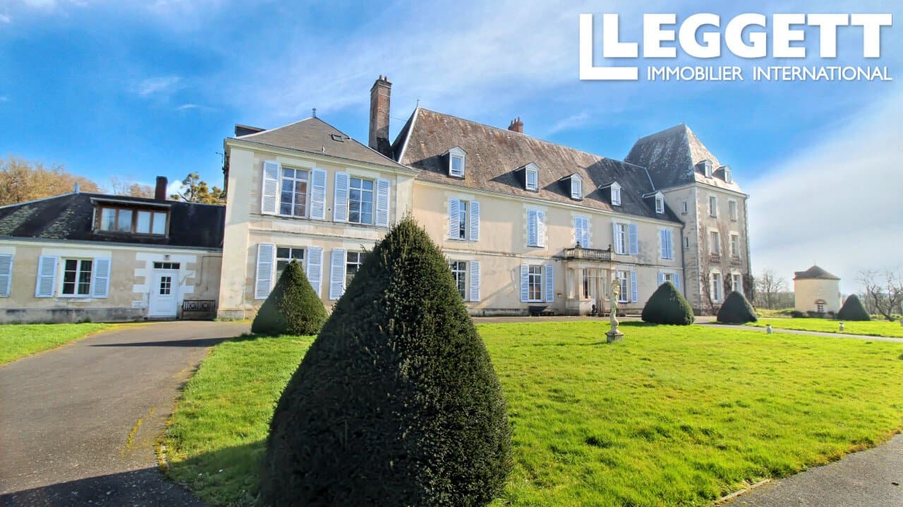 19th Century Château With 20 Bedrooms, Lake, Pool, And Licensed Bar — Château for sale in Centre-Val de Loire, France