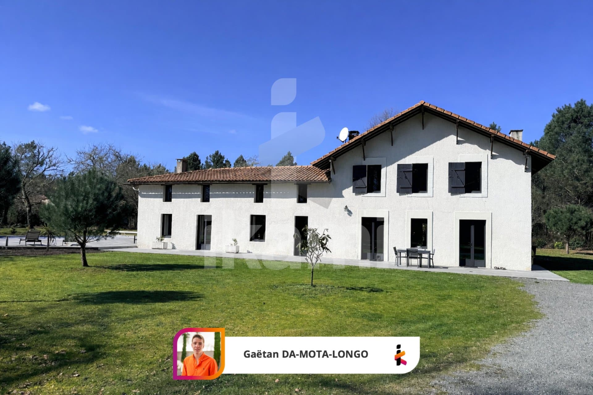 Exceptional Family Property With Buildable Land Over 10,000 M² — in France