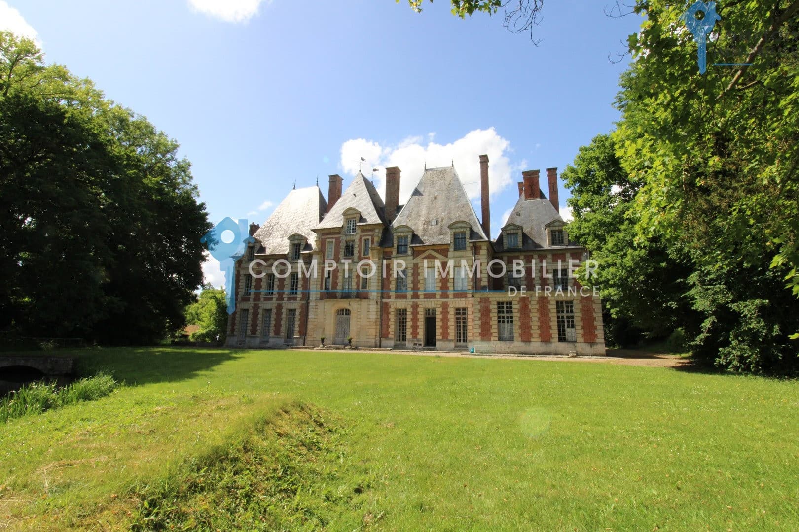 Magnificent Château With 15 Bedrooms And Historic Outbuildings
