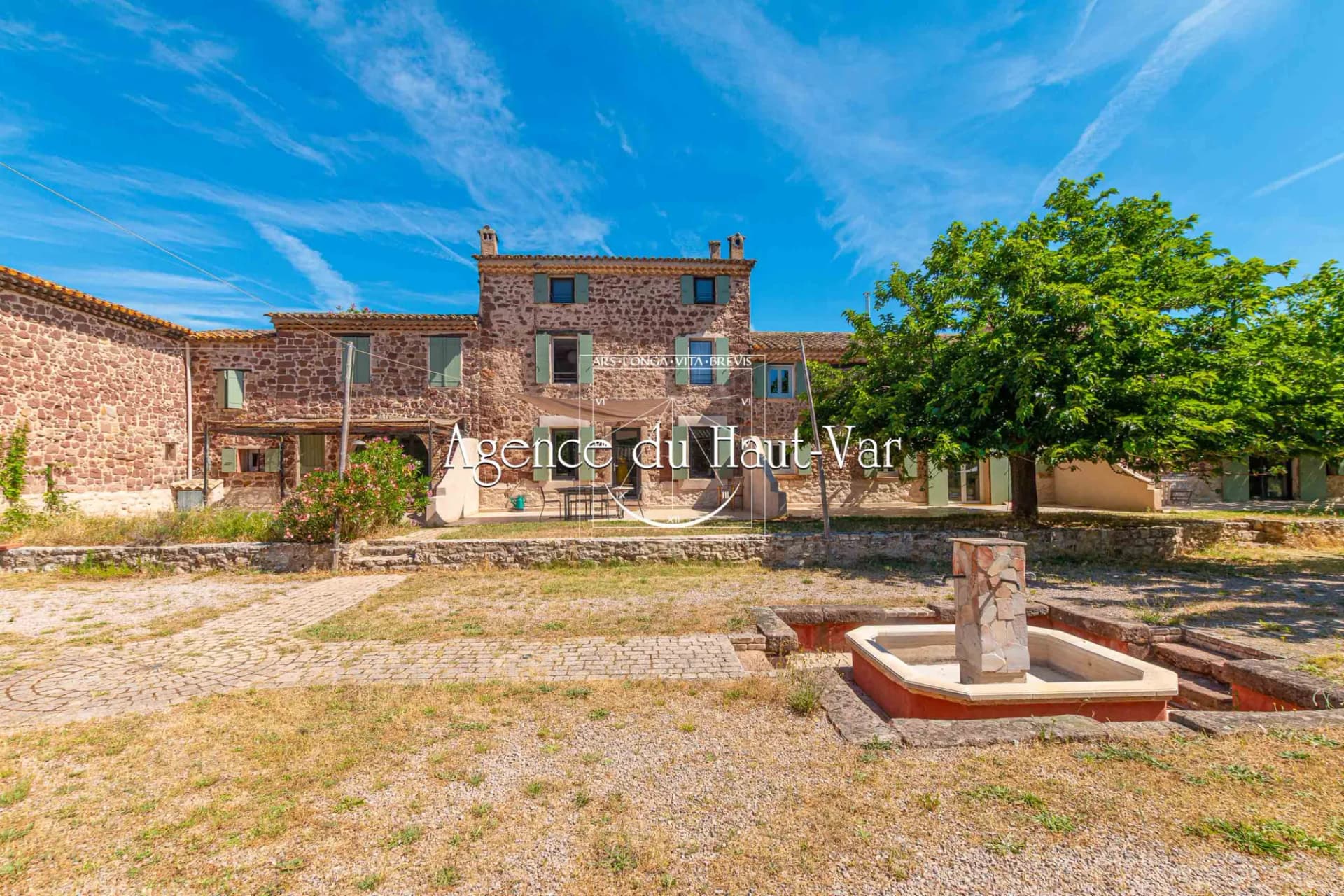 19th Century Hamlet on 47 Hectares with River Access