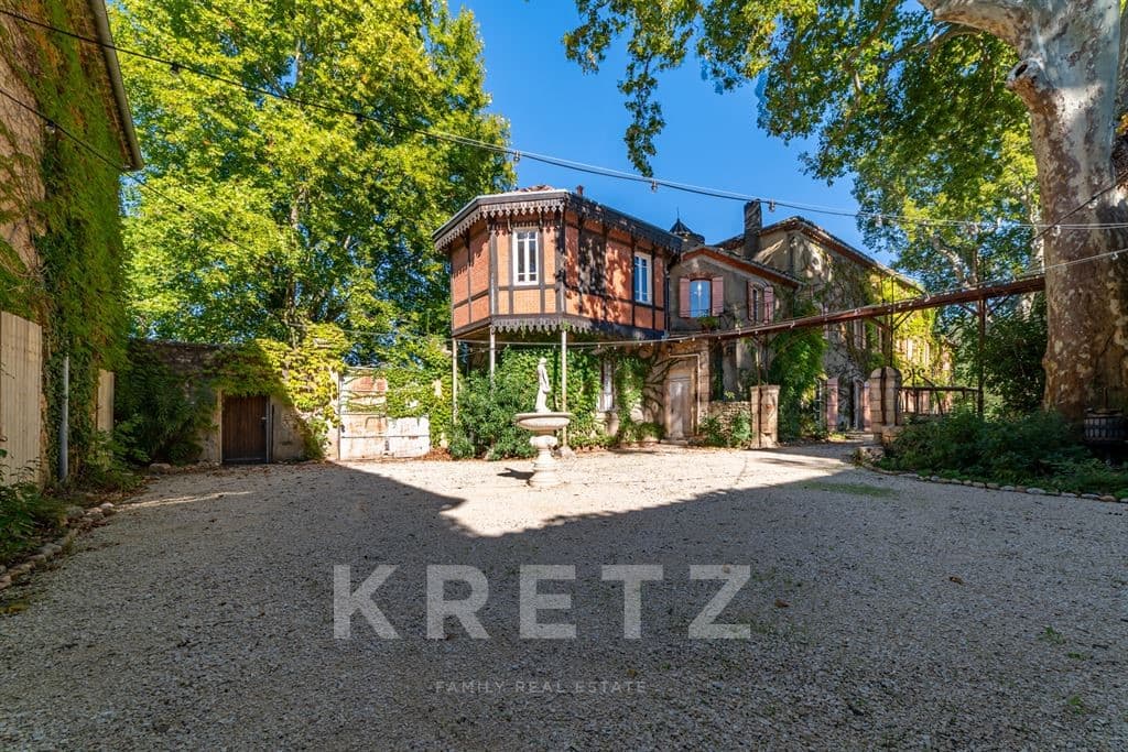 Elegant 17th Century Château With Private Beach And Lush Gardens 4