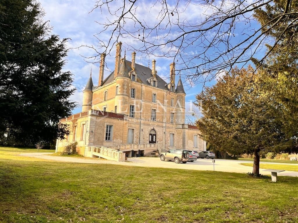Château with Guest Rooms and Gîtes Near the Vendée Coast 2