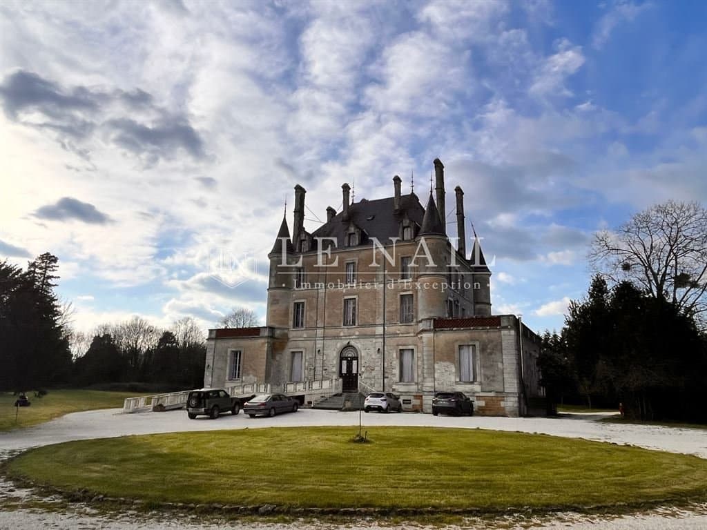 Château with Guest Rooms and Gîtes Near the Vendée Coast 3